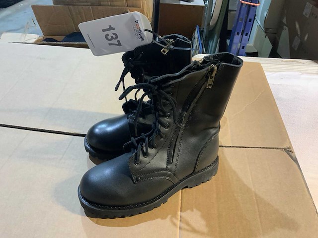 Paar lederen legerschoenen (140x) - afbeelding 1 van  2