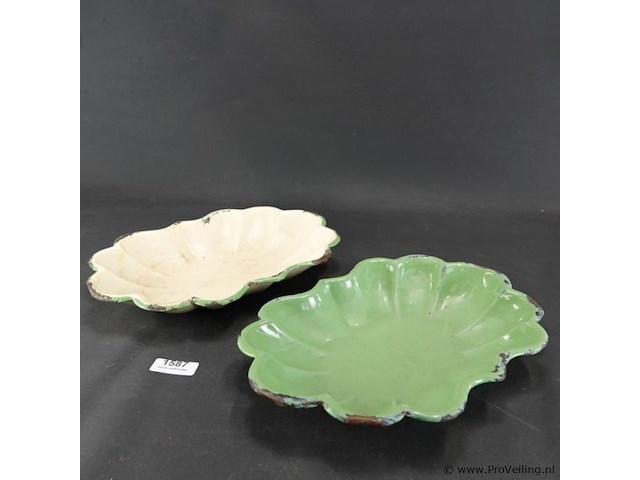 Paar nestbare geschulpte emaillen schalen - afbeelding 1 van  5