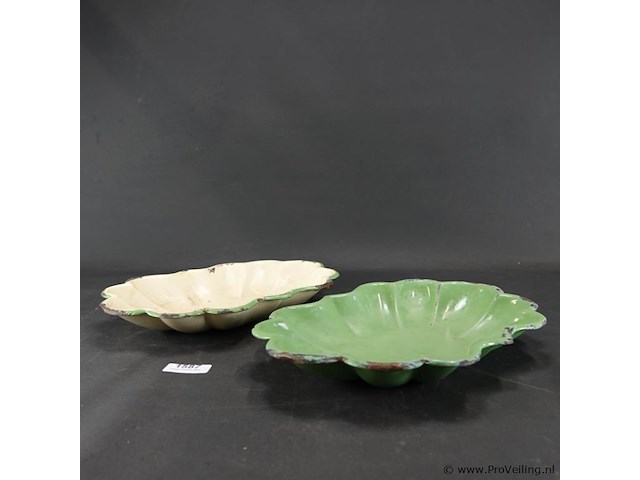 Paar nestbare geschulpte emaillen schalen - afbeelding 2 van  5