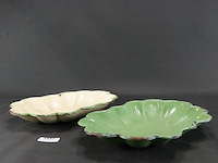 Paar nestbare geschulpte emaillen schalen - afbeelding 2 van  5