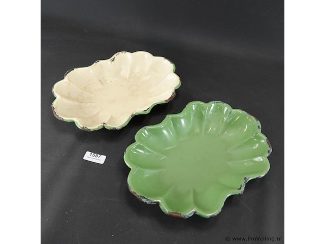 Paar nestbare geschulpte emaillen schalen - afbeelding 3 van  5