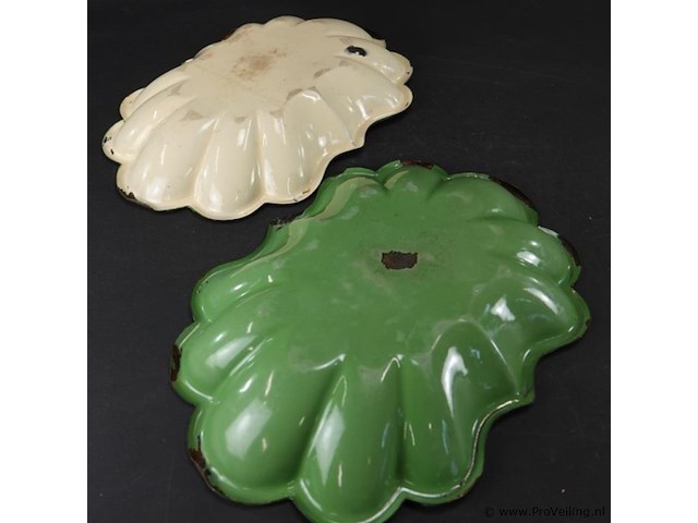 Paar nestbare geschulpte emaillen schalen - afbeelding 4 van  5