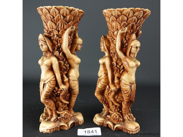 Paar oosterse vazen met dragende vrouwen - afbeelding 1 van  5