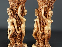 Paar oosterse vazen met dragende vrouwen - afbeelding 1 van  5