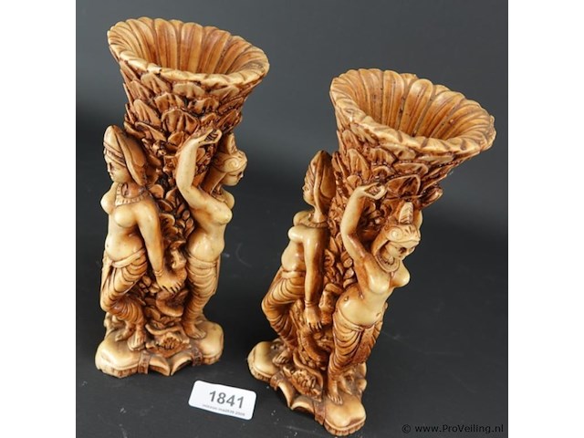 Paar oosterse vazen met dragende vrouwen - afbeelding 2 van  5