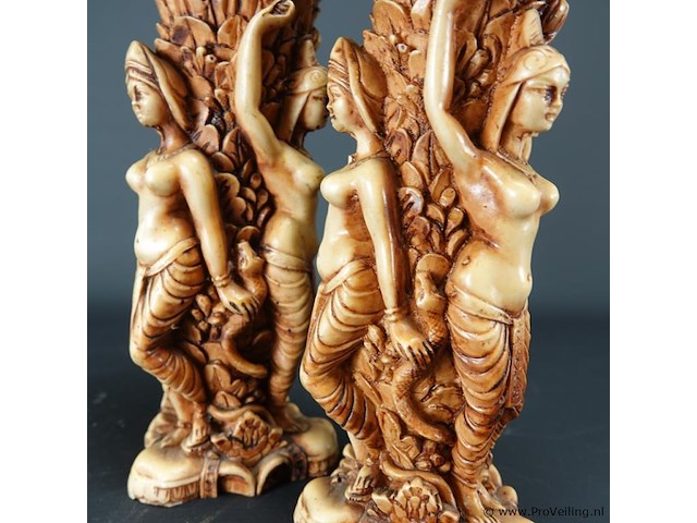 Paar oosterse vazen met dragende vrouwen - afbeelding 4 van  5