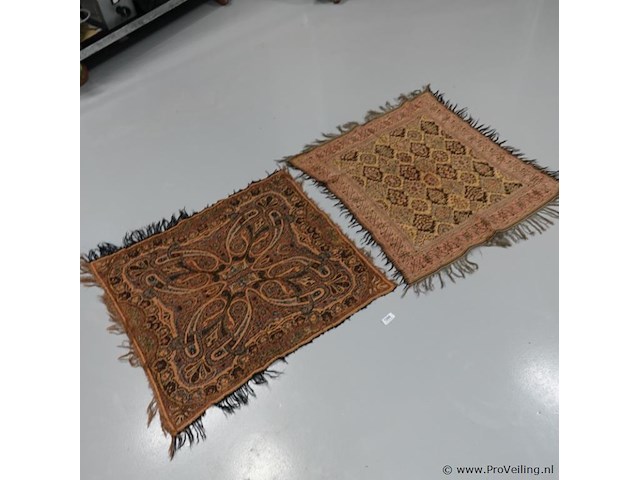 Paar oude kleden - afbeelding 1 van  5