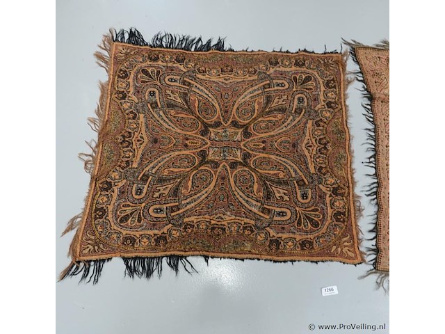 Paar oude kleden - afbeelding 2 van  5