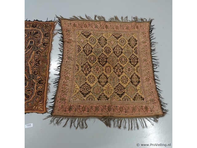 Paar oude kleden - afbeelding 3 van  5