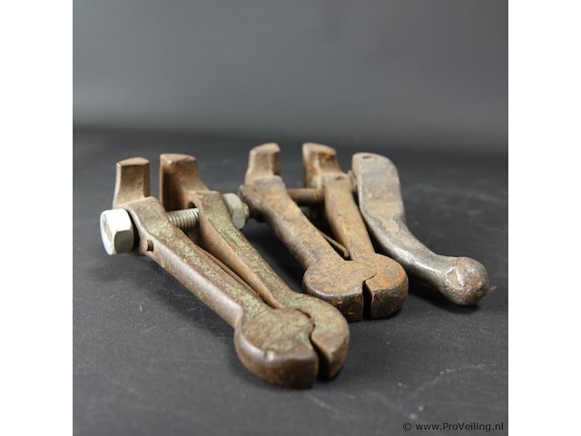 Paar oude klemwerktuigen - afbeelding 5 van  5