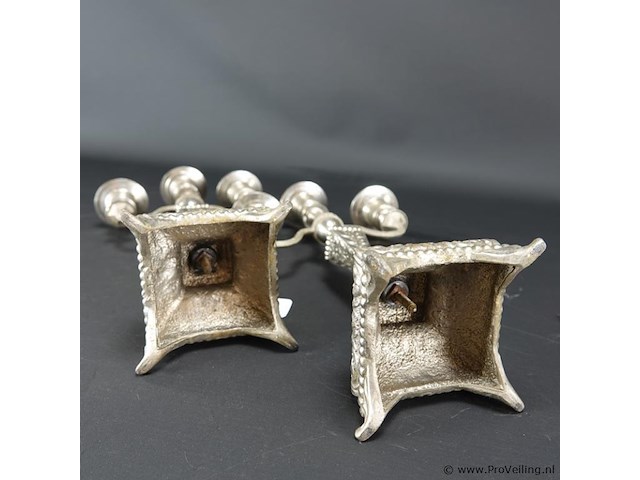 Paar oude verzilverde kandelaren - afbeelding 5 van  5