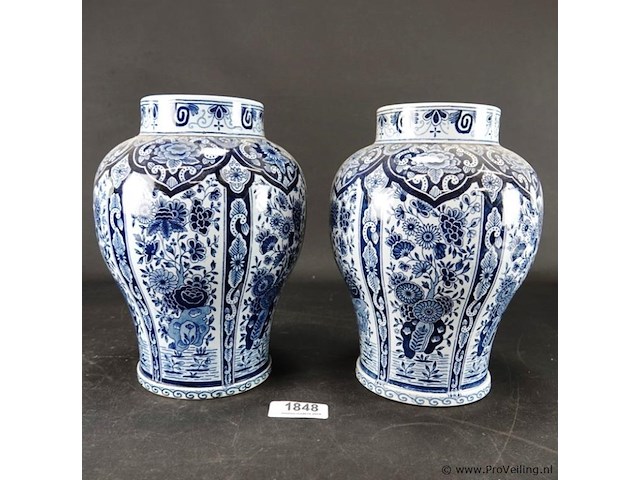 Paar oude/antieke kastvazen - afbeelding 2 van  5