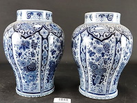 Paar oude/antieke kastvazen - afbeelding 2 van  5