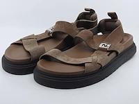 Paar sandalen, maat 10, fendi