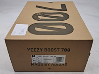 Paar schoenen, maat 43 1/3, adidas, yeezy 700 fw2499 - afbeelding 2 van  10