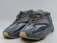 Paar schoenen, maat 43 1/3, adidas, yeezy 700 fw2499 - afbeelding 1 van  10