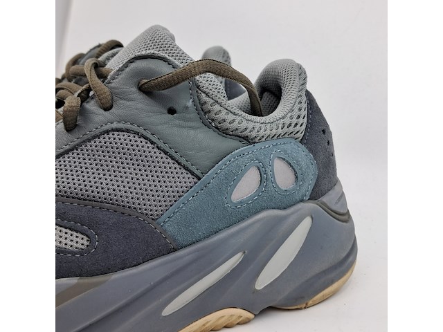 Paar schoenen, maat 43 1/3, adidas, yeezy 700 fw2499 - afbeelding 4 van  10