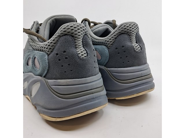 Paar schoenen, maat 43 1/3, adidas, yeezy 700 fw2499 - afbeelding 5 van  10