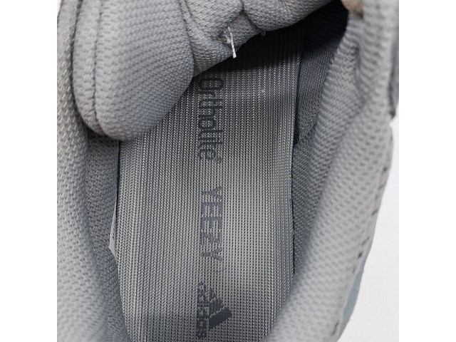 Paar schoenen, maat 43 1/3, adidas, yeezy 700 fw2499 - afbeelding 9 van  10