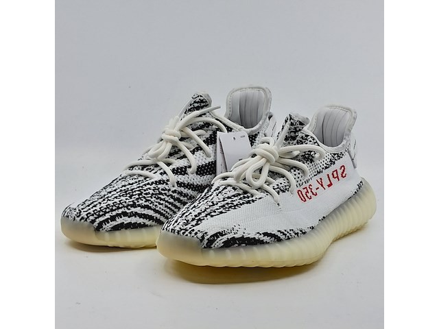 Paar schoenen, maat 44, adidas, yeezy 350 cp9654 - afbeelding 1 van  10