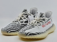 Paar schoenen, maat 44, adidas, yeezy 350 cp9654 - afbeelding 1 van  10
