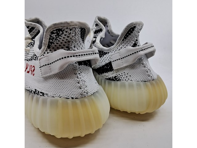 Paar schoenen, maat 44, adidas, yeezy 350 cp9654 - afbeelding 5 van  10