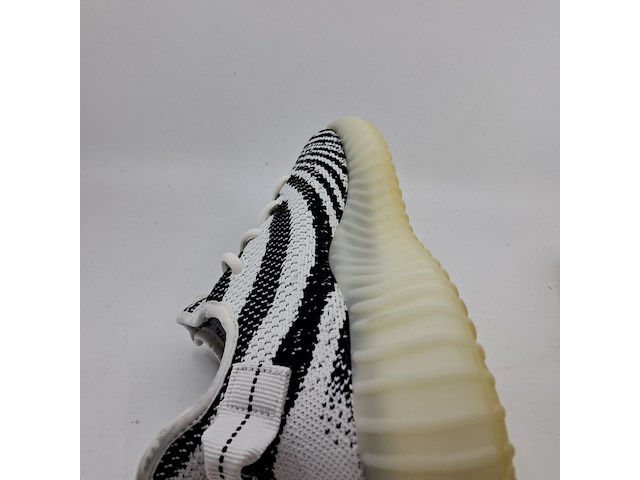 Paar schoenen, maat 44, adidas, yeezy 350 cp9654 - afbeelding 7 van  10