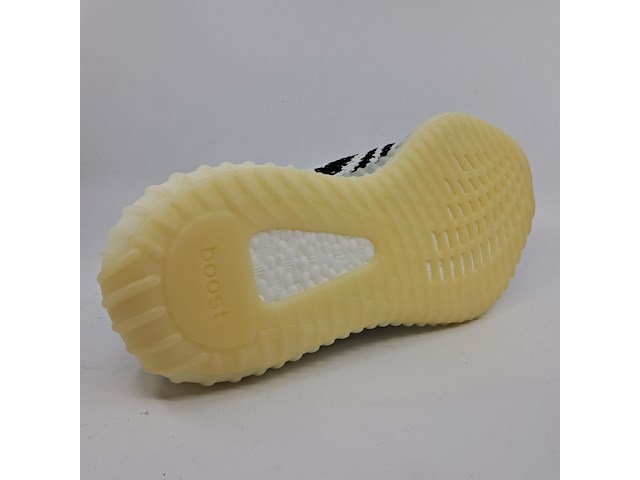 Paar schoenen, maat 44, adidas, yeezy 350 cp9654 - afbeelding 8 van  10