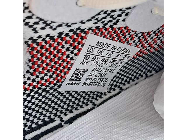 Paar schoenen, maat 44, adidas, yeezy 350 cp9654 - afbeelding 9 van  10