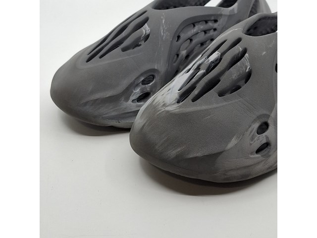 Paar schoenen, maat 8 (us), adidas yeezy, foam rnr - afbeelding 2 van  8