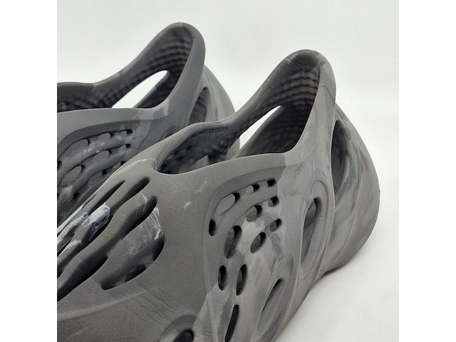 Paar schoenen, maat 8 (us), adidas yeezy, foam rnr - afbeelding 3 van  8