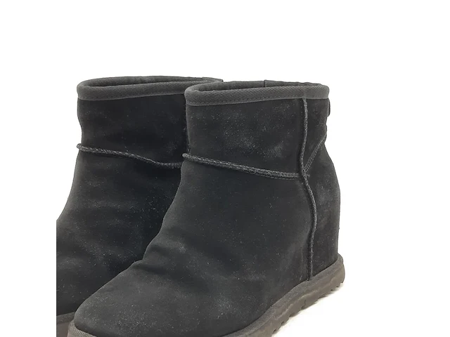 Paar schoenen, ugg - afbeelding 3 van  8