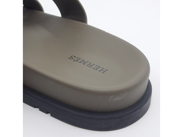 Paar slippers, hermes - afbeelding 9 van  10