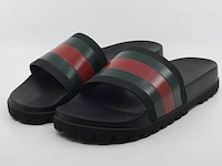 Paar slippers, maat 10, gucci