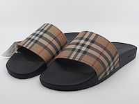 Paar slippers, maat 44, burberry