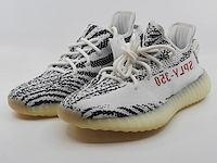 Paar sneakers, maat 40, adidas yeezy, cp9654