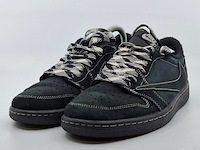 Paar sneakers, maat 41, air jordan x travis scott, dm7866-001