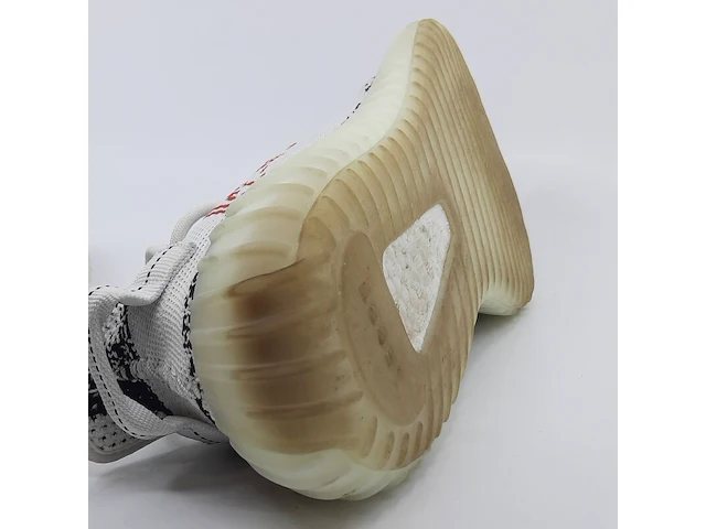 Paar sneakers, maat 43 1/3, adidas yeezy, cp9654 - afbeelding 2 van  10