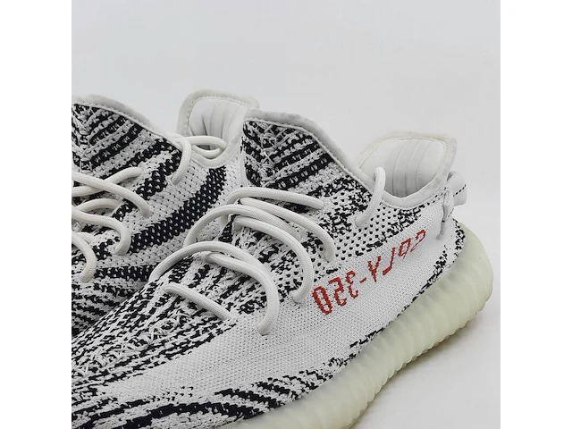 Paar sneakers, maat 43 1/3, adidas yeezy, cp9654 - afbeelding 4 van  10