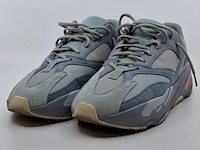 Paar sneakers, maat 44, adidas yeezy, eg7597