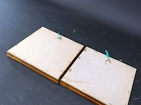 Paar tegels in houten lijst - afbeelding 5 van  5