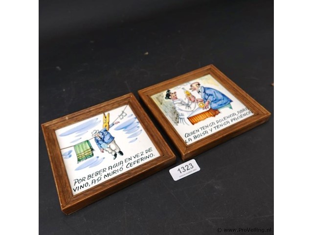 Paar tegels in houten lijst - afbeelding 1 van  5