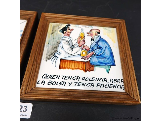 Paar tegels in houten lijst - afbeelding 3 van  5