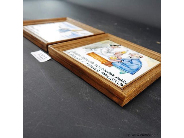 Paar tegels in houten lijst - afbeelding 4 van  5