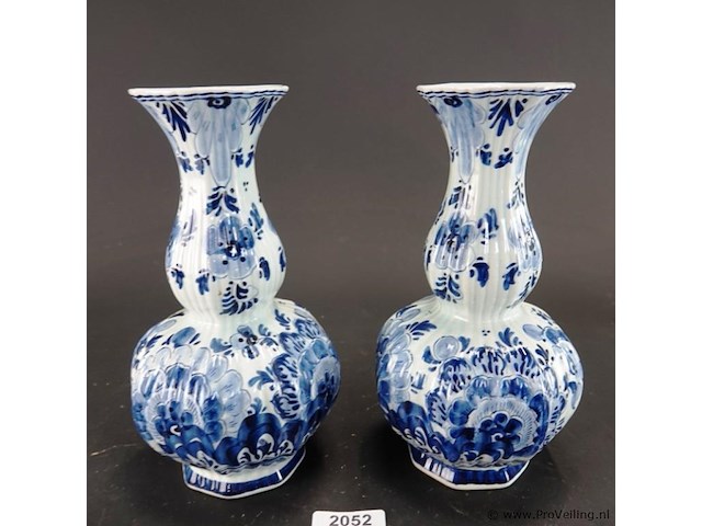 Paar traditionele, handgeschilderde delftsblauwe knobbelvazen (ook wel kalebasvazen genoemd) - afbeelding 1 van  5