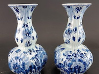 Paar traditionele, handgeschilderde delftsblauwe knobbelvazen (ook wel kalebasvazen genoemd) - afbeelding 1 van  5