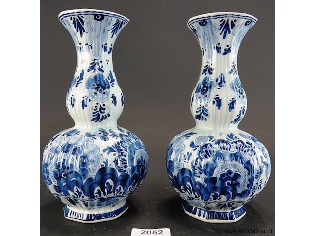 Paar traditionele, handgeschilderde delftsblauwe knobbelvazen (ook wel kalebasvazen genoemd) - afbeelding 2 van  5