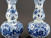 Paar traditionele, handgeschilderde delftsblauwe knobbelvazen (ook wel kalebasvazen genoemd) - afbeelding 2 van  5