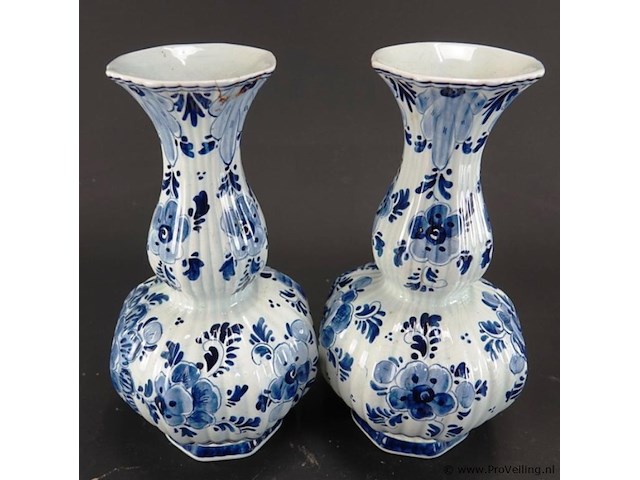 Paar traditionele, handgeschilderde delftsblauwe knobbelvazen (ook wel kalebasvazen genoemd) - afbeelding 3 van  5