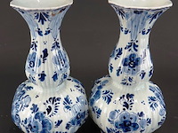 Paar traditionele, handgeschilderde delftsblauwe knobbelvazen (ook wel kalebasvazen genoemd) - afbeelding 3 van  5